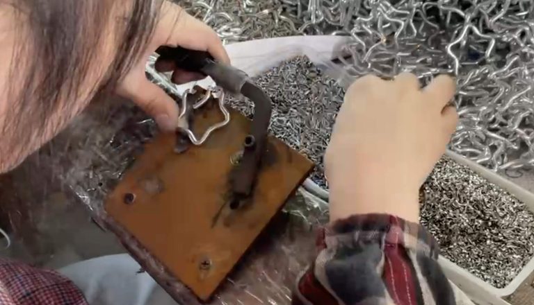 alt="Step 6: manual assembly of the carabiner of spring gate and shrapnel, and rivets"
