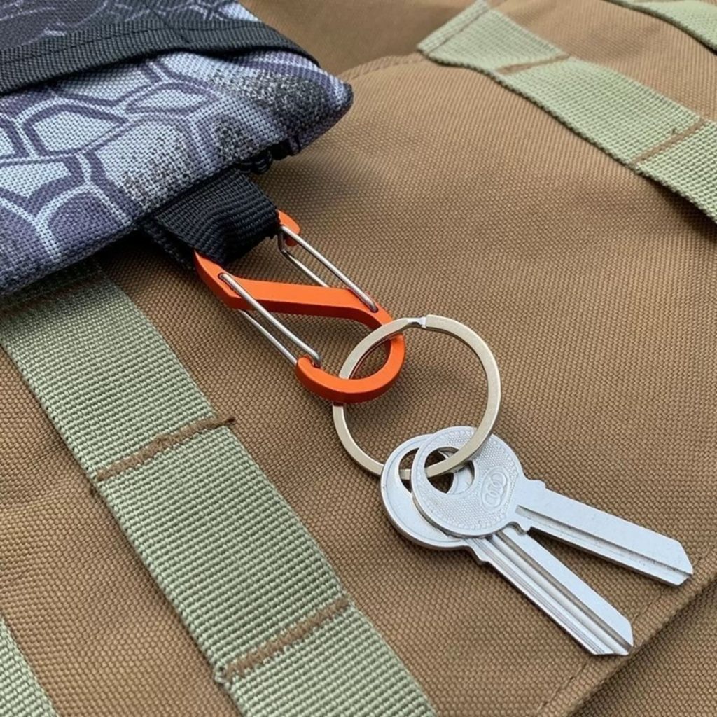 Multifunctional S-shaped carabiner makes outdoor travel more efficient