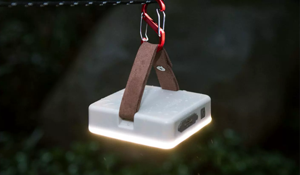 Multifunctional S-shaped carabiner makes outdoor travel more efficient